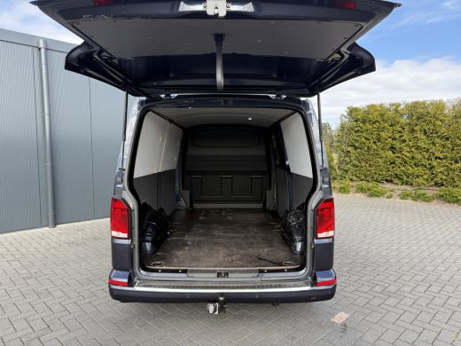 Volkswagen Transporter 2.0 TDI HIGHLINE / STARLIGHT BLUE METALLIC / L2H1 / TREKHAAK / CAMERA / CRUISE / AIRCO ActivLease financial lease