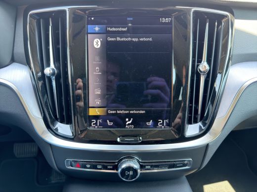 Volvo  V60 2.0 T6 Recharge AWD Business Pro | SoH 97,35% | Stuurwiel en stoelen verwarmd | Achteruitrijcamera | ActivLease financial lease