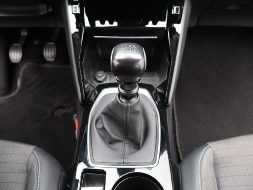 Peugeot 2008 1.2 PureTech 100 Allure Verwarmbare Voorstoelen | Camera | Parkeersensoren Voor en Achter | Cruis... ActivLease financial lease