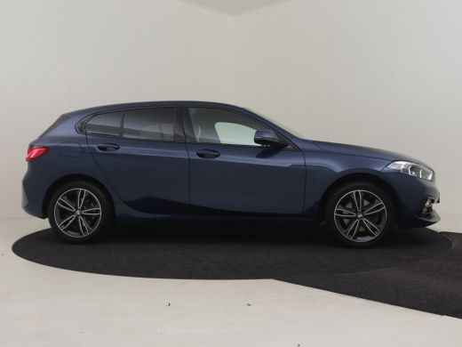 BMW 1 Serie 118i AUTO | Camera | Stoelverwarming l Cruise control | Navigatie | 17" LMV l Digital Dash l Full... ActivLease financial lease
