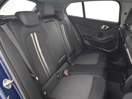 BMW 1 Serie 118i AUTO | Camera | Stoelverwarming l Cruise control | Navigatie | 17" LMV l Digital Dash l Full... ActivLease financial lease