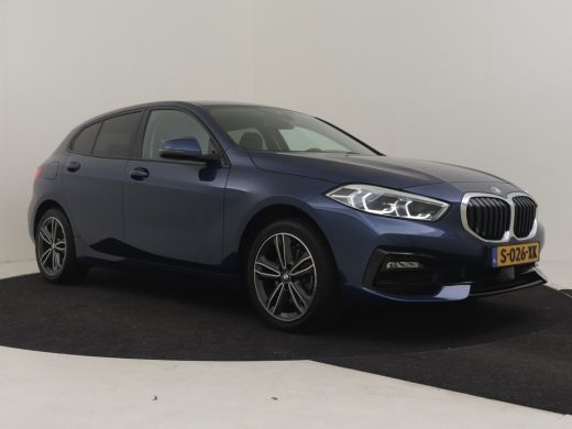 BMW 1 Serie 118i AUTO | Camera | Stoelverwarming l Cruise control | Navigatie | 17" LMV l Digital Dash l Full... ActivLease financial lease