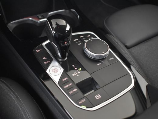BMW 1 Serie 118i AUTO | Camera | Stoelverwarming l Cruise control | Navigatie | 17" LMV l Digital Dash l Full... ActivLease financial lease
