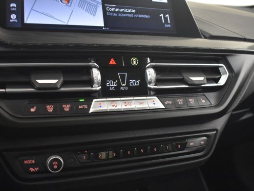 BMW 1 Serie 118i AUTO | Camera | Stoelverwarming l Cruise control | Navigatie | 17" LMV l Digital Dash l Full... ActivLease financial lease