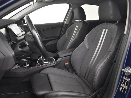 BMW 1 Serie 118i AUTO | Camera | Stoelverwarming l Cruise control | Navigatie | 17" LMV l Digital Dash l Full... ActivLease financial lease