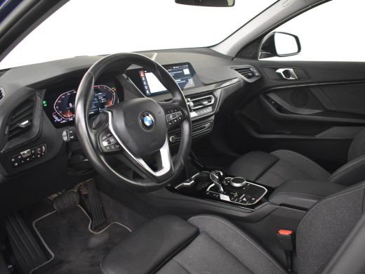 BMW 1 Serie 118i AUTO | Camera | Stoelverwarming l Cruise control | Navigatie | 17" LMV l Digital Dash l Full... ActivLease financial lease