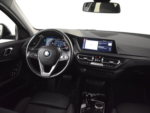 BMW 1 Serie 118i AUTO | Camera | Stoelverwarming l Cruise control | Navigatie | 17" LMV l Digital Dash l Full... ActivLease financial lease