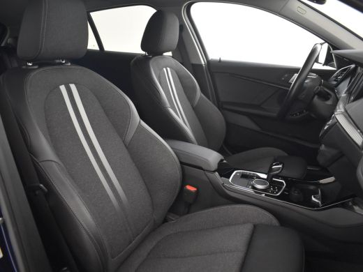 BMW 1 Serie 118i AUTO | Camera | Stoelverwarming l Cruise control | Navigatie | 17" LMV l Digital Dash l Full... ActivLease financial lease