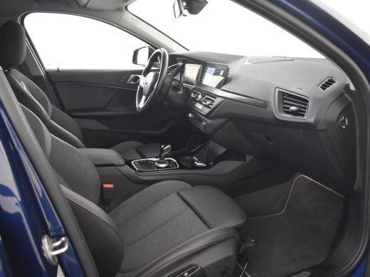BMW 1 Serie 118i AUTO | Camera | Stoelverwarming l Cruise control | Navigatie | 17" LMV l Digital Dash l Full... ActivLease financial lease