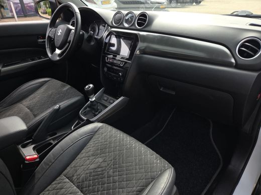 Suzuki Vitara 1.4 Boosterjet Style Smart Hybrid | Panorama dak | Trekhaak | Apple CarPlay | Rijklaar incl. gara... ActivLease financial lease