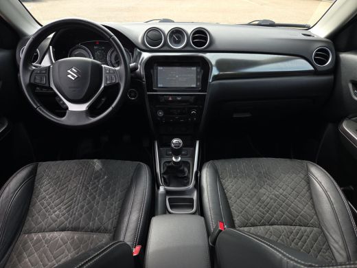 Suzuki Vitara 1.4 Boosterjet Style Smart Hybrid | Panorama dak | Trekhaak | Apple CarPlay | Rijklaar incl. gara... ActivLease financial lease