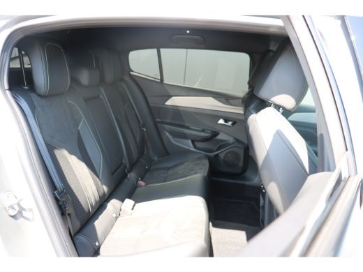 Peugeot 408 GT Avantage 58 kWh | Camera | Winterpakket | Navi | Warmtepomp | Leder/alcantara | Keyless | ActivLease financial lease