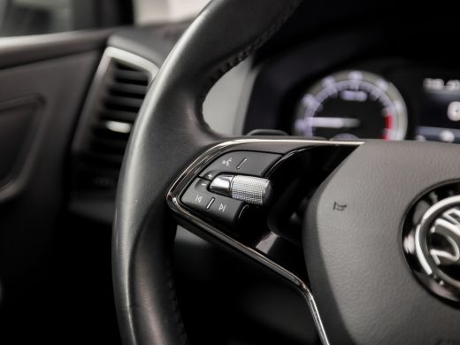 Skoda Karoq 1.5 TSI ACT Sport 150Pk Automaat (APPLE CARPLAY, GROOT NAVI, CLIMATE, KEYLESS, SPORTSTOELEN, CRUI... ActivLease financial lease
