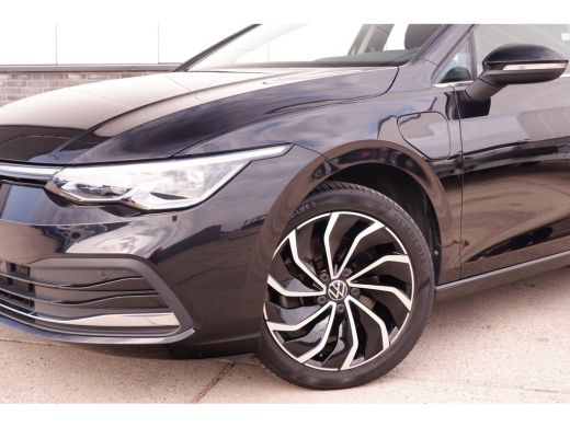 Volkswagen Golf 1.4 eHybrid Style | Carplay | Camera | Memory | Navi | Sfeerverlichting | LED | IQ-Light ActivLease financial lease