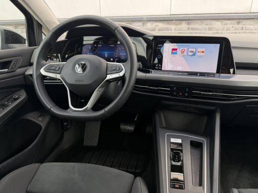 Volkswagen Golf 1.4 eHybrid Style | Carplay | Camera | Memory | Navi | Sfeerverlichting | LED | IQ-Light ActivLease financial lease
