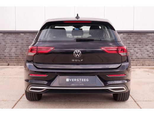 Volkswagen Golf 1.4 eHybrid Style | Carplay | Camera | Memory | Navi | Sfeerverlichting | LED | IQ-Light ActivLease financial lease