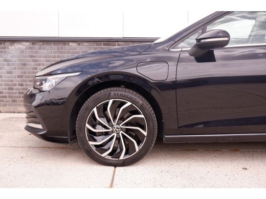 Volkswagen Golf 1.4 eHybrid Style | Carplay | Camera | Memory | Navi | Sfeerverlichting | LED | IQ-Light ActivLease financial lease