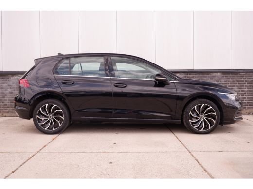Volkswagen Golf 1.4 eHybrid Style | Carplay | Camera | Memory | Navi | Sfeerverlichting | LED | IQ-Light ActivLease financial lease