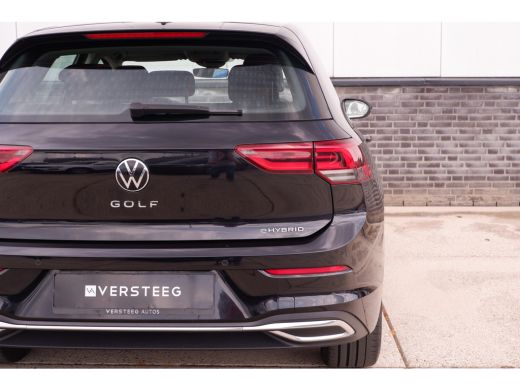 Volkswagen Golf 1.4 eHybrid Style | Carplay | Camera | Memory | Navi | Sfeerverlichting | LED | IQ-Light ActivLease financial lease