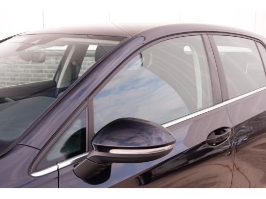 Volkswagen Golf 1.4 eHybrid Style | Carplay | Camera | Memory | Navi | Sfeerverlichting | LED | IQ-Light ActivLease financial lease