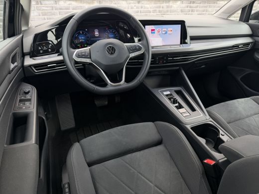 Volkswagen Golf 1.4 eHybrid Style | Carplay | Camera | Memory | Navi | Sfeerverlichting | LED | IQ-Light ActivLease financial lease