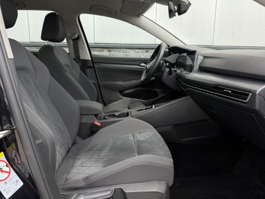 Volkswagen Golf 1.4 eHybrid Style | Carplay | Camera | Memory | Navi | Sfeerverlichting | LED | IQ-Light ActivLease financial lease