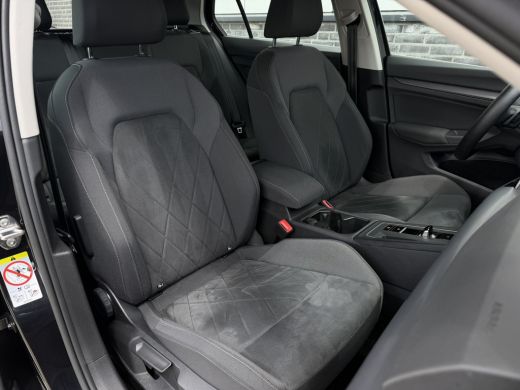 Volkswagen Golf 1.4 eHybrid Style | Carplay | Camera | Memory | Navi | Sfeerverlichting | LED | IQ-Light ActivLease financial lease