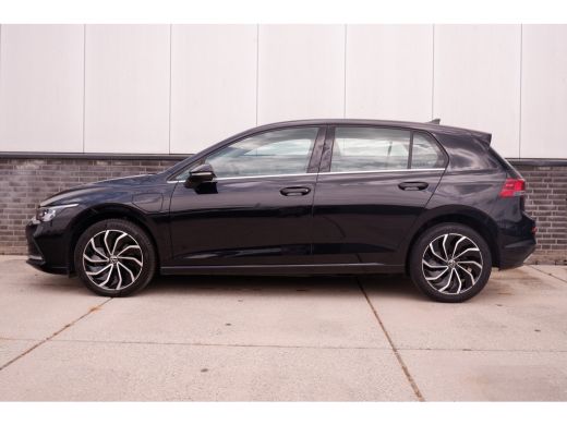 Volkswagen Golf 1.4 eHybrid Style | Carplay | Camera | Memory | Navi | Sfeerverlichting | LED | IQ-Light ActivLease financial lease