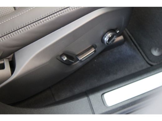 Volvo  XC60 406PK T8 Ultra Black Edition Exec | Luchtvering | Gelam Glas | B&W Audio | Massage | Getint Glas ActivLease financial lease
