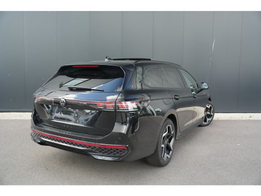 Volkswagen Passat Variant 1.5 eHybrid 272pk R-Line Edition | Panoramadak | Trekhaak | 360 Camera | Stuur & Stoelver... ActivLease financial lease