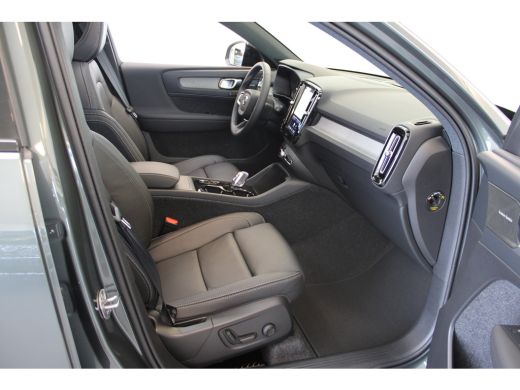 Volvo  XC40 B4 197PK Plus Dark | Trekhaak | 360&deg; | Panoramadak | Getint Glas | HK Audio ActivLease financial lease