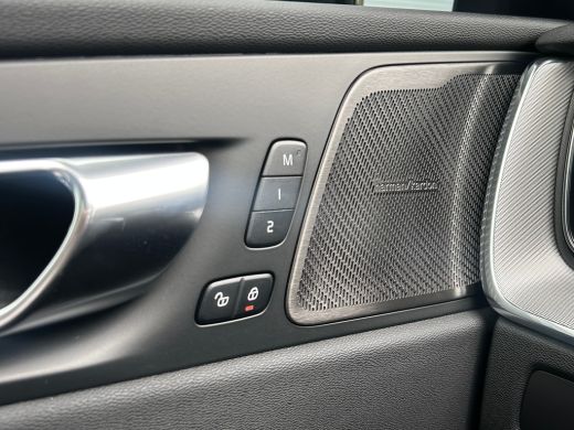 Volvo  XC60 2.0 T6 Plug-in hybrid AWD Plus Black Edition | Stoelventilatie | Trekhaak | HU-Display | 360 came... ActivLease financial lease