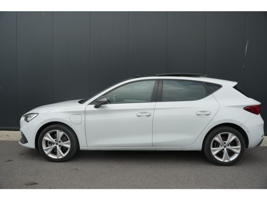 Seat Leon 1.4 TSI eHybrid 204pk FR | Panoramadak | Camera | Dodehoeksensor | 17" | Adaptive Cruise ActivLease financial lease
