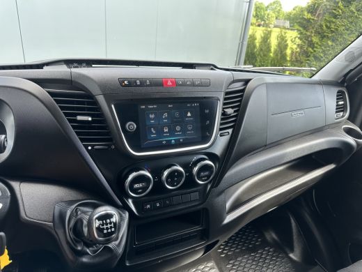 Iveco Daily 35S14 2.3D 136 PK FACELIFT / L2H2 / ** 20.950 KM ** / TREKHAAK / 3.500 KG AHG / 270 ACHTERDEUREN ... ActivLease financial lease