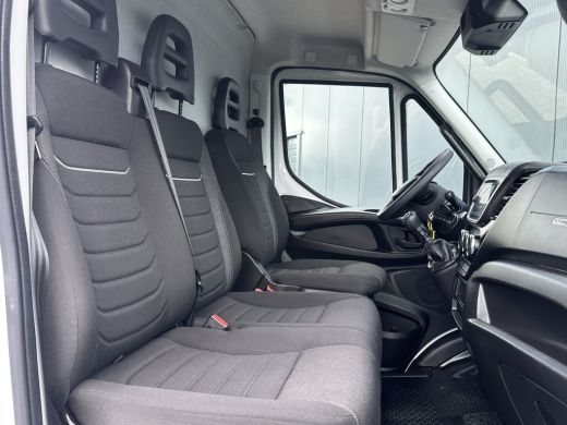 Iveco Daily 35S14 2.3D 136 PK FACELIFT / L2H2 / ** 20.950 KM ** / TREKHAAK / 3.500 KG AHG / 270 ACHTERDEUREN ... ActivLease financial lease