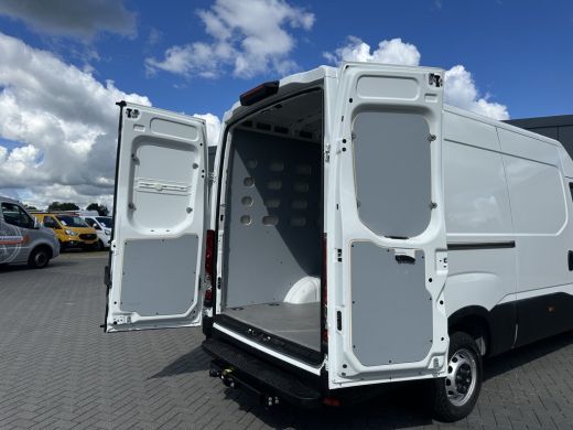 Iveco Daily 35S14 2.3D 136 PK FACELIFT / L2H2 / ** 20.950 KM ** / TREKHAAK / 3.500 KG AHG / 270 ACHTERDEUREN ... ActivLease financial lease