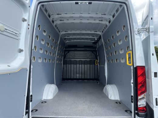 Iveco Daily 35S14 2.3D 136 PK FACELIFT / L2H2 / ** 20.950 KM ** / TREKHAAK / 3.500 KG AHG / 270 ACHTERDEUREN ... ActivLease financial lease