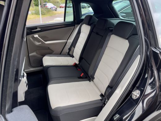 Volkswagen Tiguan 1.5 TSI AUT7 2X R-LINE. DESIGNO-INT NAVI DIGI-DASH PARKPILOT APPLE-CARPLAY 20 INCH-LMV PDC ActivLease financial lease
