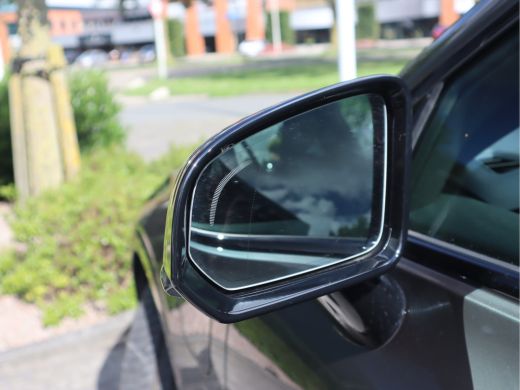 Volvo  V60 2.0 T6 Recharge AWD R-Design Navi / HarmanKardon / Lm19'' / Stoel-stuurverw &ventilatie / Autopil... ActivLease financial lease