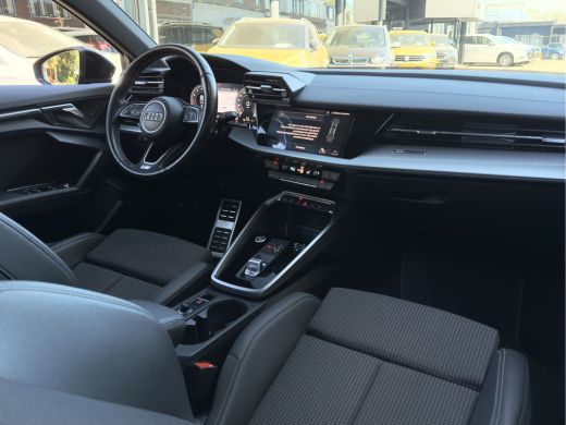Audi A3 Limousine 35 TFSI AUT7 S-LINE. NAVI DIGI-DASH APPLE-CARPLAY AIRCO LED LMV PDC ActivLease financial lease