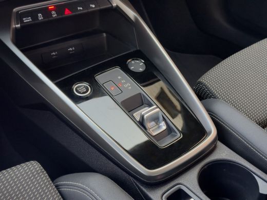 Audi A3 Limousine 35 TFSI AUT7 S-LINE. NAVI DIGI-DASH APPLE-CARPLAY AIRCO LED LMV PDC ActivLease financial lease