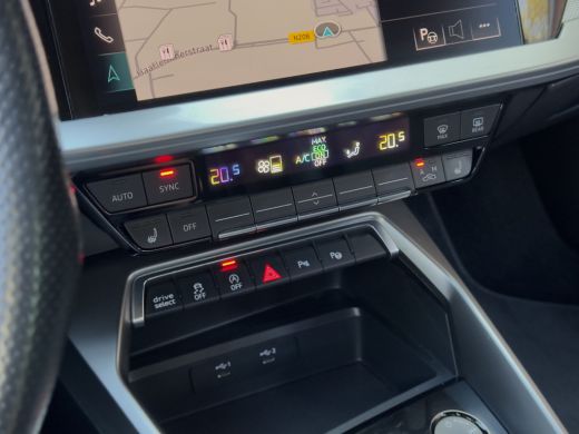 Audi A3 Limousine 35 TFSI AUT7 S-LINE. NAVI DIGI-DASH APPLE-CARPLAY AIRCO LED LMV PDC ActivLease financial lease