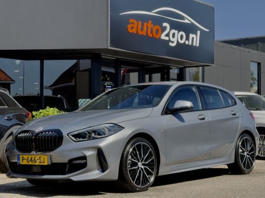 BMW 1 Serie 118i AUT7 M-SPORT EXECUTIVE LEDER NAVI CAMERA DIGI-DASH APLLE-CARPLAY LED LMV PDC ActivLease financial lease
