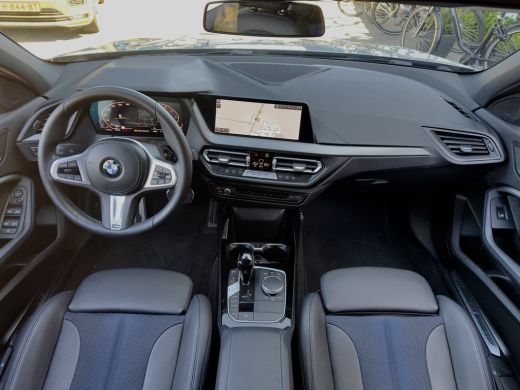 BMW 1 Serie 118i AUT7 M-SPORT EXECUTIVE LEDER NAVI CAMERA DIGI-DASH APLLE-CARPLAY LED LMV PDC ActivLease financial lease