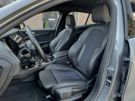 BMW 1 Serie 118i AUT7 M-SPORT EXECUTIVE LEDER NAVI CAMERA DIGI-DASH APLLE-CARPLAY LED LMV PDC ActivLease financial lease