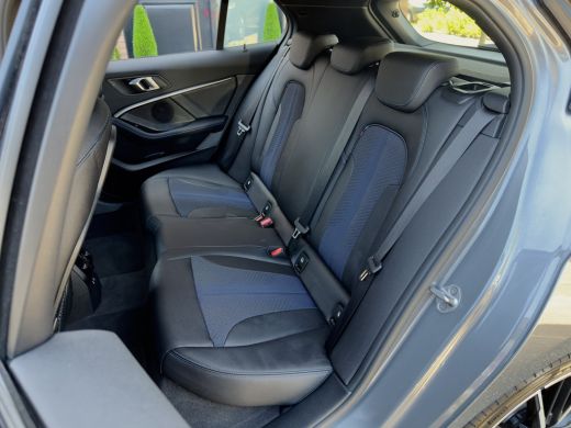 BMW 1 Serie 118i AUT7 M-SPORT EXECUTIVE LEDER NAVI CAMERA DIGI-DASH APLLE-CARPLAY LED LMV PDC ActivLease financial lease