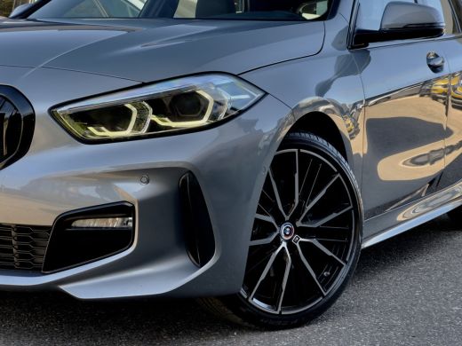 BMW 1 Serie 118i AUT7 M-SPORT EXECUTIVE LEDER NAVI CAMERA DIGI-DASH APLLE-CARPLAY LED LMV PDC ActivLease financial lease