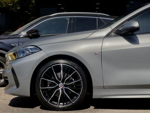 BMW 1 Serie 118i AUT7 M-SPORT EXECUTIVE LEDER NAVI CAMERA DIGI-DASH APLLE-CARPLAY LED LMV PDC ActivLease financial lease