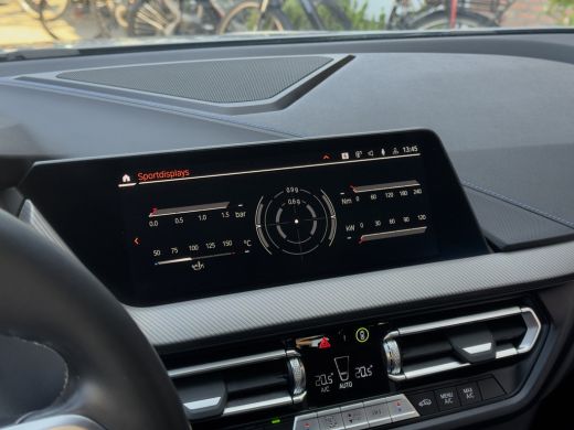 BMW 1 Serie 118i AUT7 M-SPORT EXECUTIVE LEDER NAVI CAMERA DIGI-DASH APLLE-CARPLAY LED LMV PDC ActivLease financial lease
