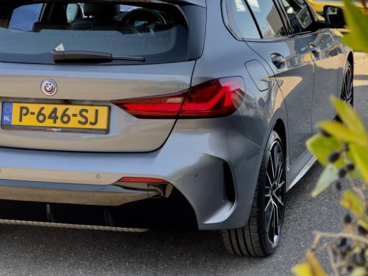 BMW 1 Serie 118i AUT7 M-SPORT EXECUTIVE LEDER NAVI CAMERA DIGI-DASH APLLE-CARPLAY LED LMV PDC ActivLease financial lease